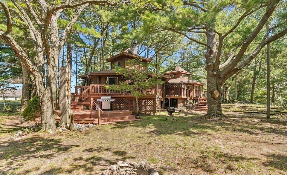Welcome to one of a kind Silver Lake Tree House. All entry accessed