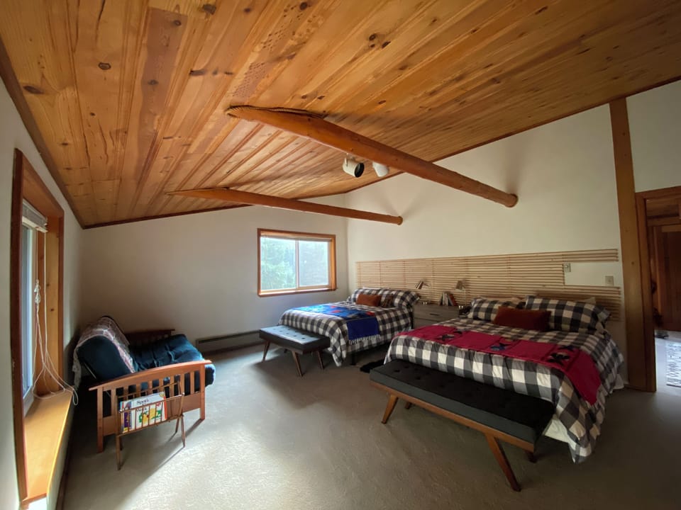 Mount Adams double queen guest room with futon pullout