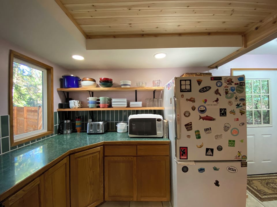 Kitchen amenities