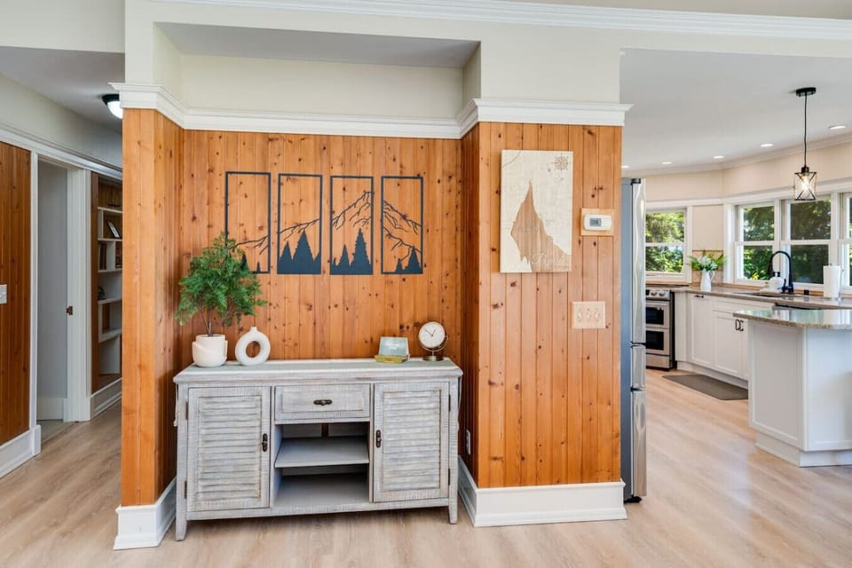 Perfect alcove for keys and personal items!