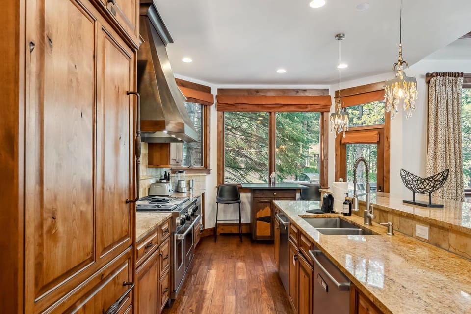 Kitchen: Main floor, Sub-Zero fridge/freezer, Wolf oven and griddle, dual dishwashers, drip coffee maker, toaster, blender, electric kettle