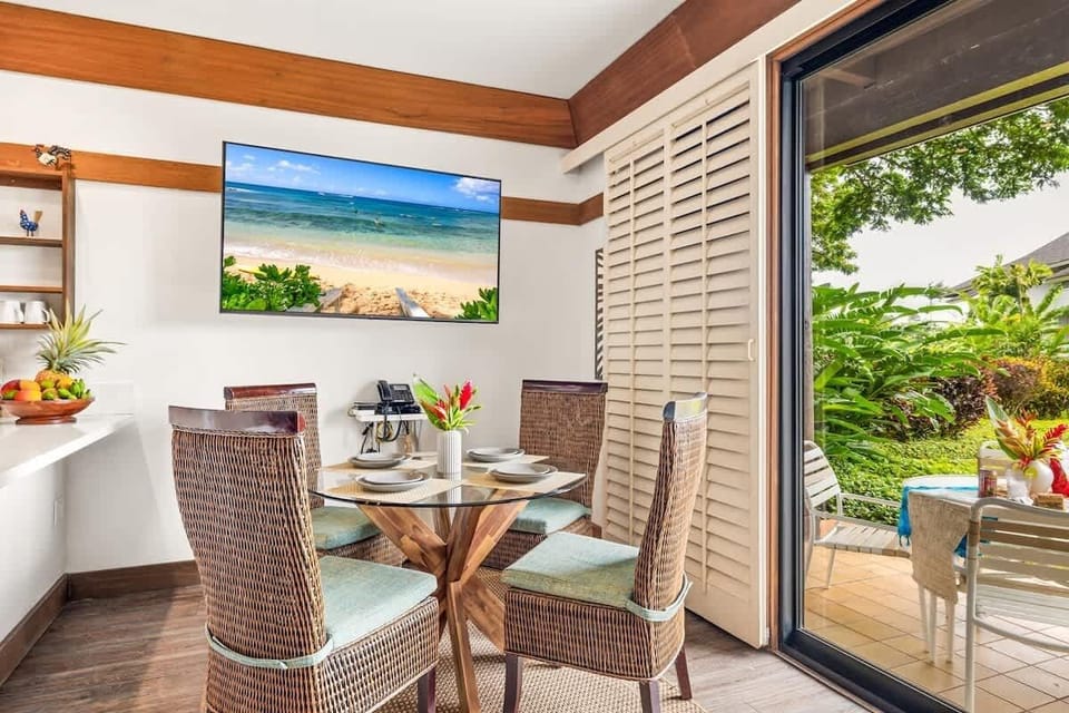 Kiahuna Plantation 324’s bright dining area is surrounded by greenery—ideal for relaxed breakfasts or sunset dinners.