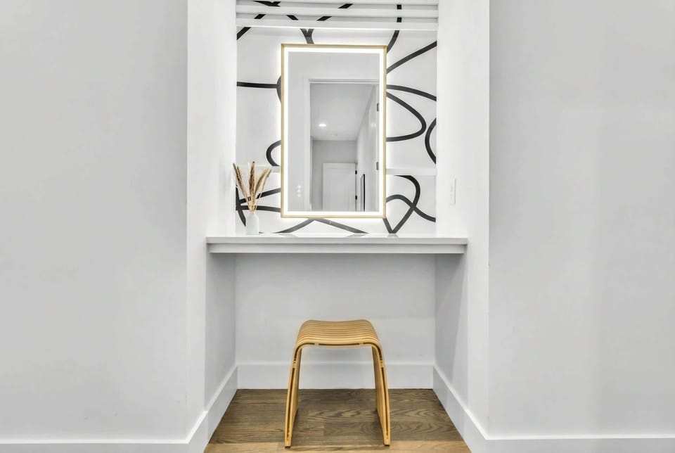 Discover stylish simplicity in this elegant nook, perfect for getting ready for a night out in Downtown Nashville. Ideal for bachelorette parties or luxury getaways, this upscale rental blends elegance and comfort for an unforgettable experience.