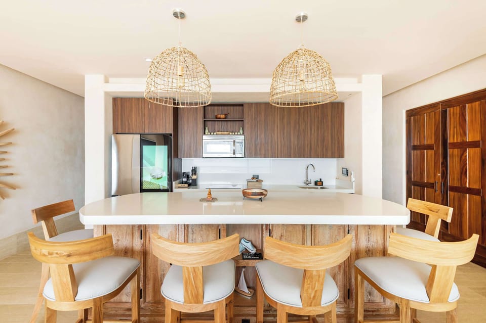 Cocina completa con desayunador y vista al mar 