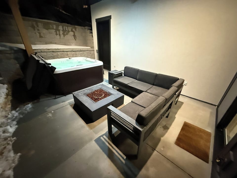 Indoor spa tub