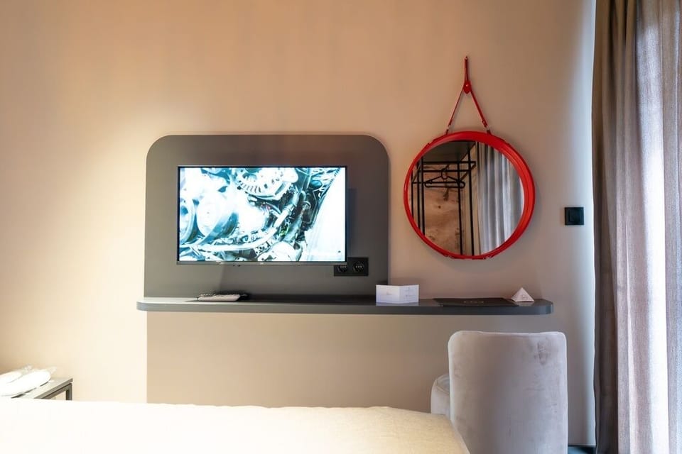 Premium bedding, WiFi, bed sheets