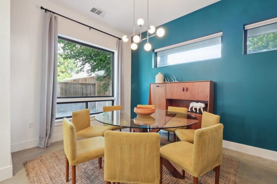 Open Concept Dining Area | First Floor | Seats up to 7
