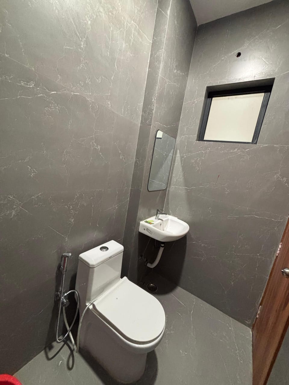 Deluxe Room | Bathroom | Shower, free toiletries, towels, soap