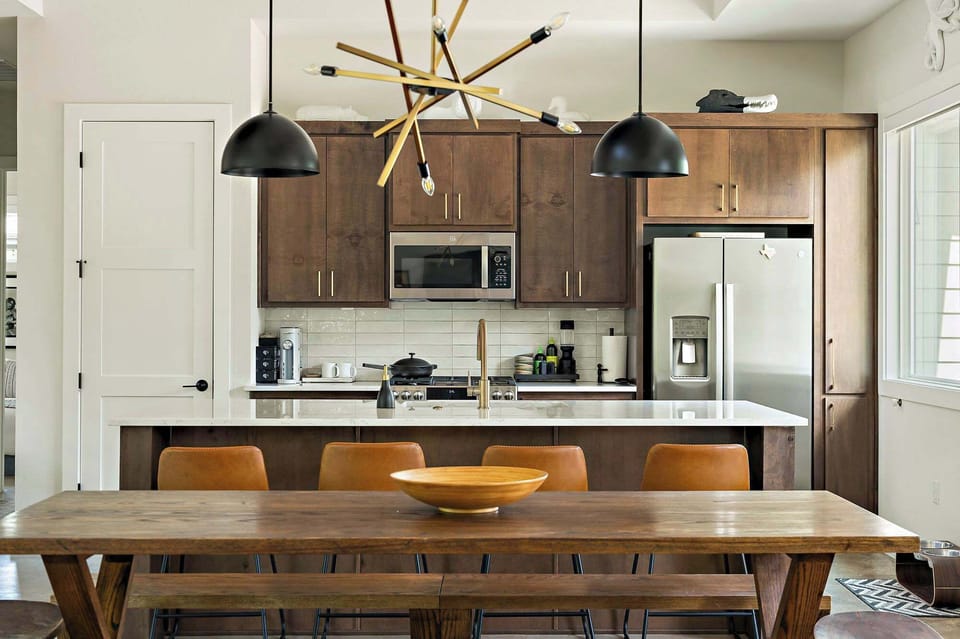 Fully equipped kitchen and dining area