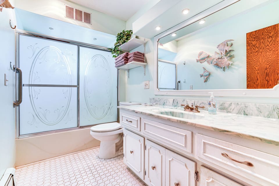 Full Bathroom | Towels Provided | 1st Floor