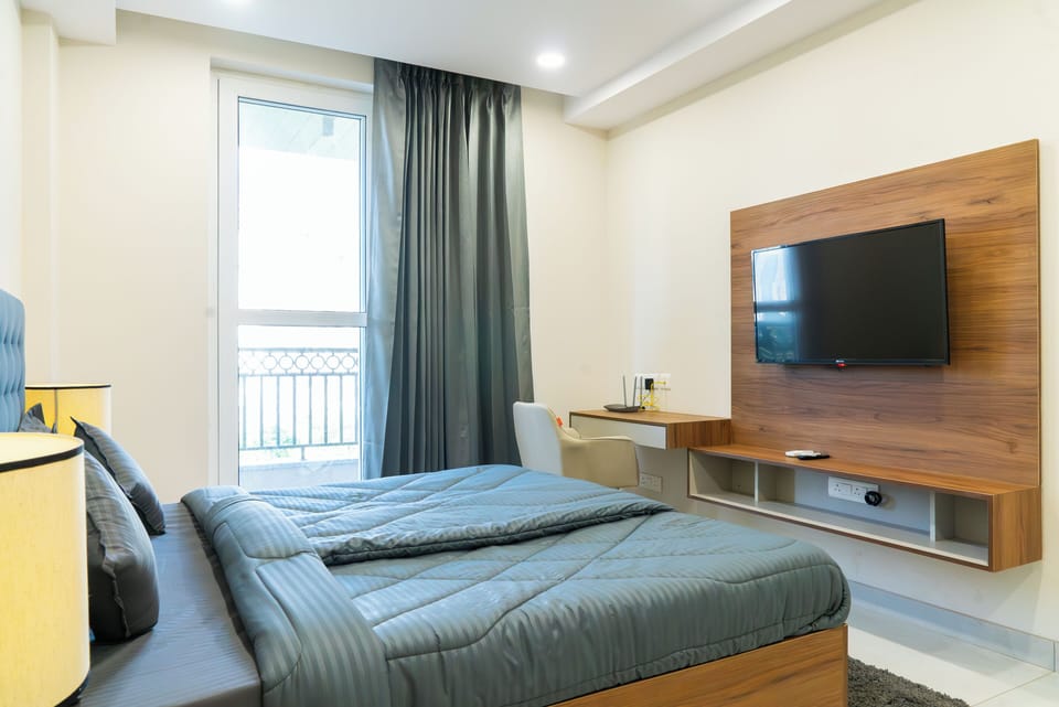 Studio, City View | In-room safe, desk, laptop workspace, blackout drapes