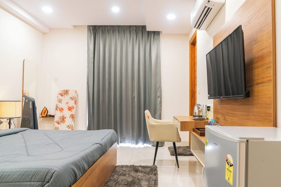Studio, City View | In-room safe, desk, laptop workspace, blackout drapes