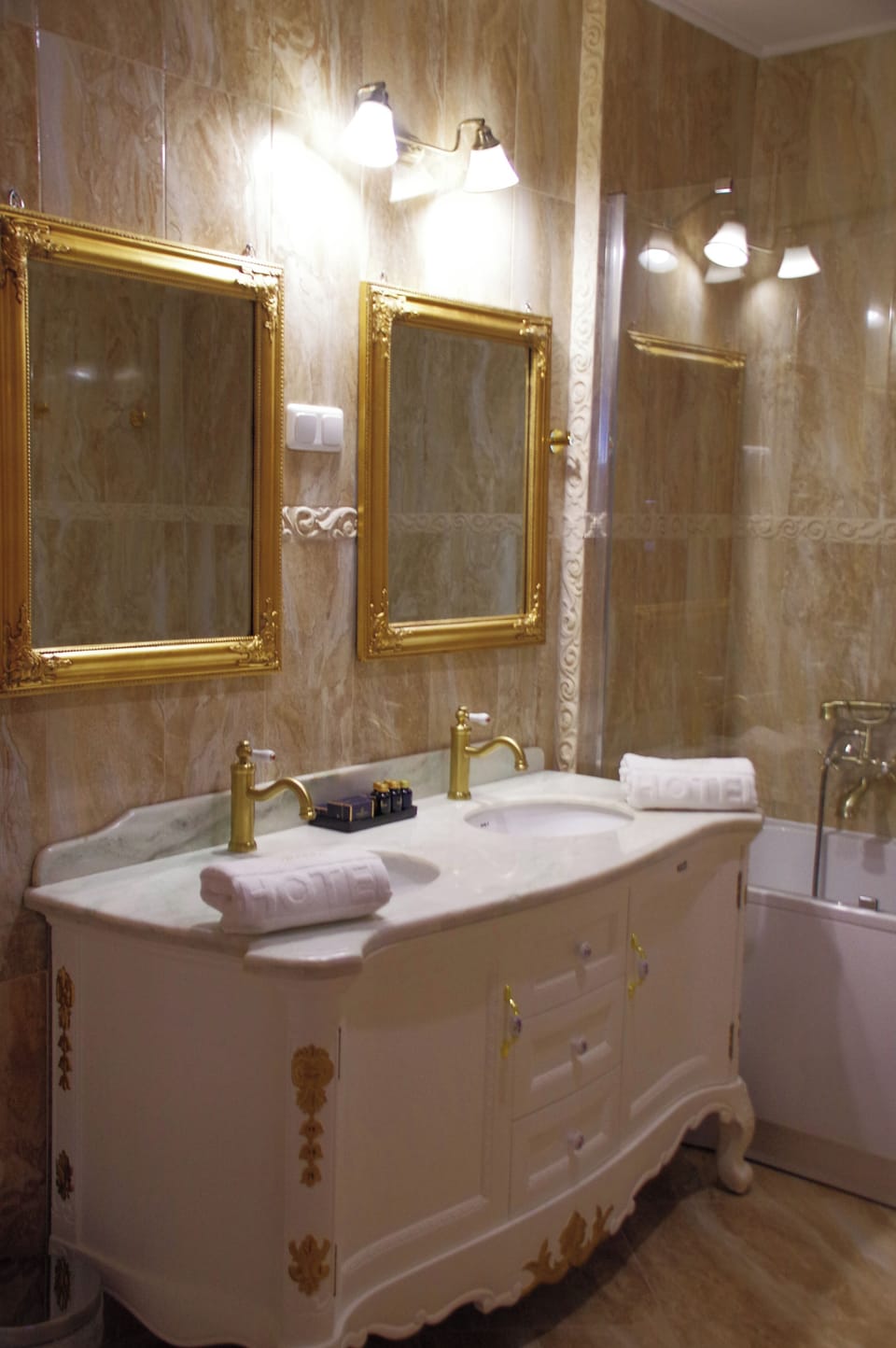 Deluxe Room | Blackout drapes, soundproofing, iron/ironing board
