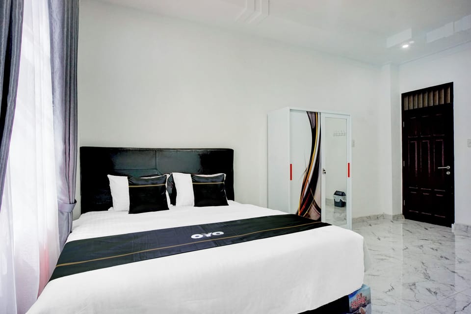 Deluxe Double Room | Desk, WiFi (free), bed sheets