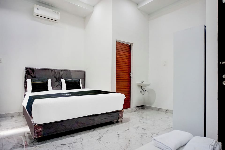 Standard Suite, 1 Double Bed | Desk, WiFi (free), bed sheets