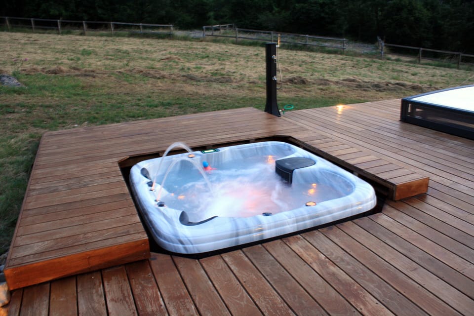 Outdoor spa tub