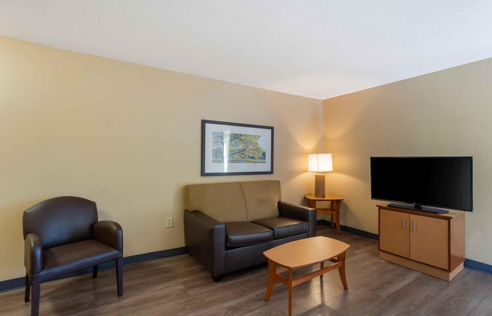 Deluxe Studio, Multiple Beds, Non Smoking | Desk, laptop workspace, blackout drapes, iron/ironing board