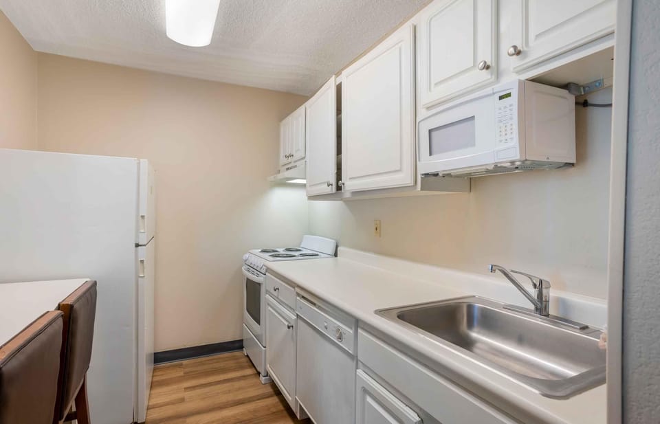 Full-size fridge, microwave, stovetop, coffee/tea maker