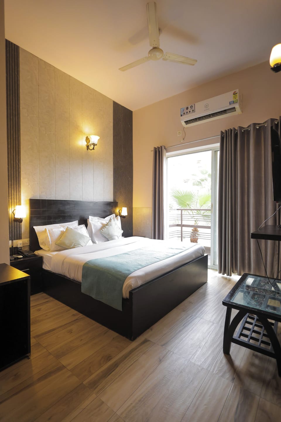 Deluxe Double Room, 1 Bedroom, City View | Desk, laptop workspace, soundproofing, wheelchair access