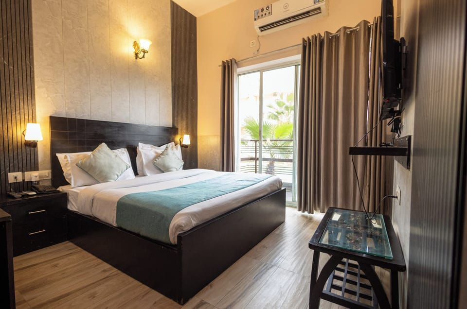 Deluxe Double Room, 1 Bedroom, City View | Desk, laptop workspace, soundproofing, wheelchair access