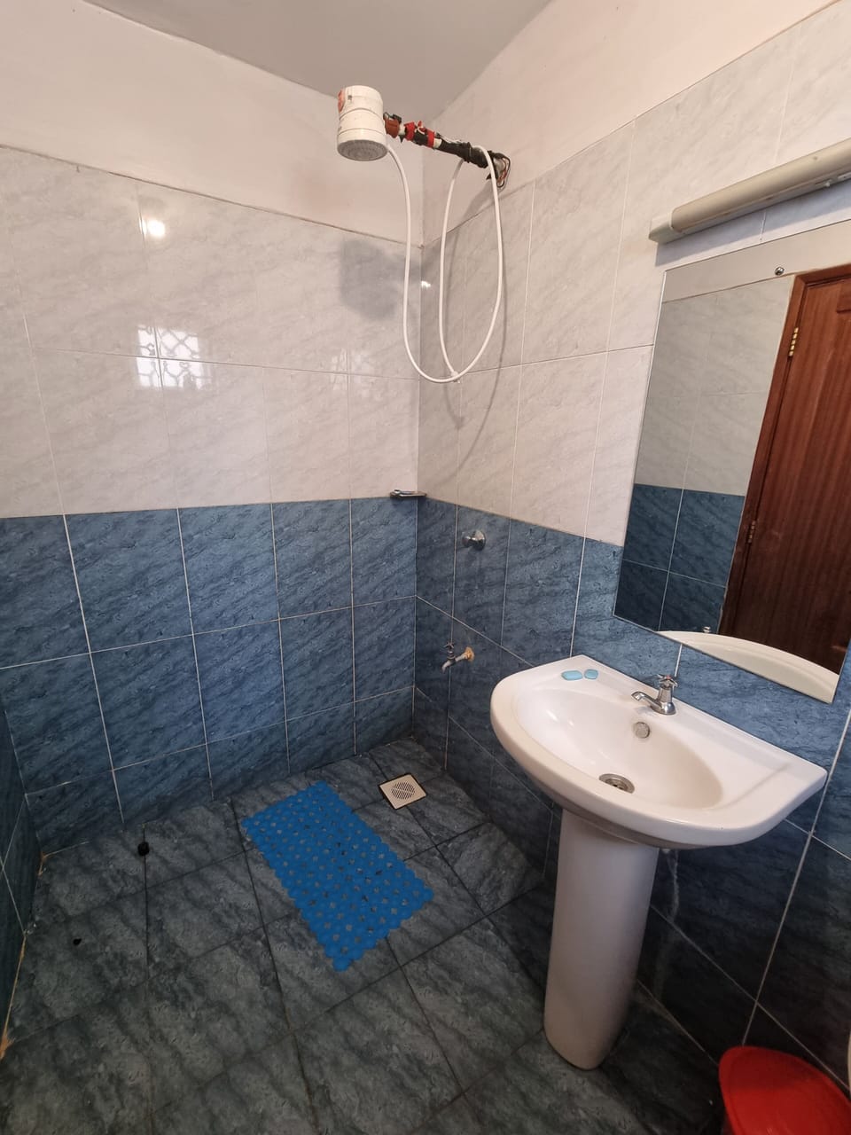 Deluxe Apartment, City View | Bathroom | Shower, free toiletries, slippers, towels
