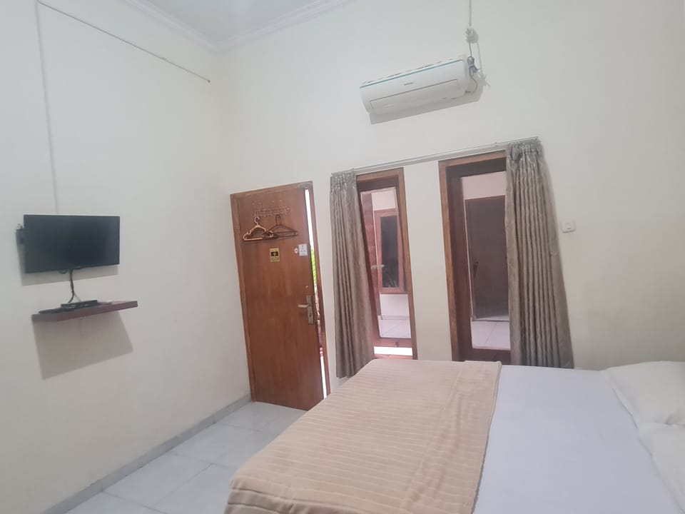 Standard Double Room | Free WiFi, bed sheets