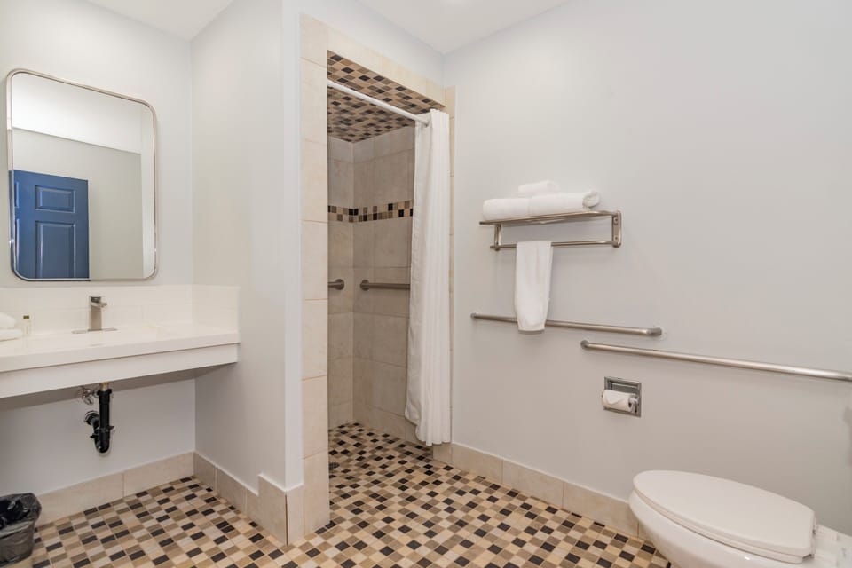 Standard Room, 1 King Bed | Bathroom | Shower, towels