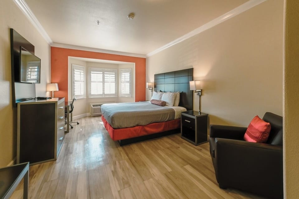 Standard Room, 1 King Bed | Desk, laptop workspace, blackout drapes, iron/ironing board