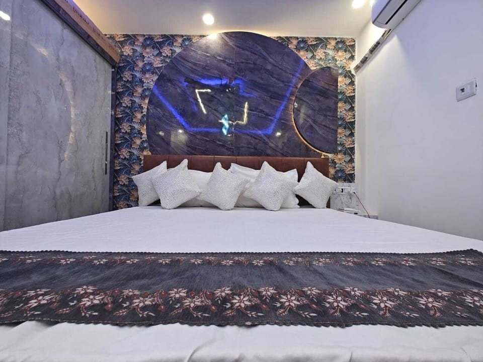 Classic Double Room | Desk, iron/ironing board, free WiFi
