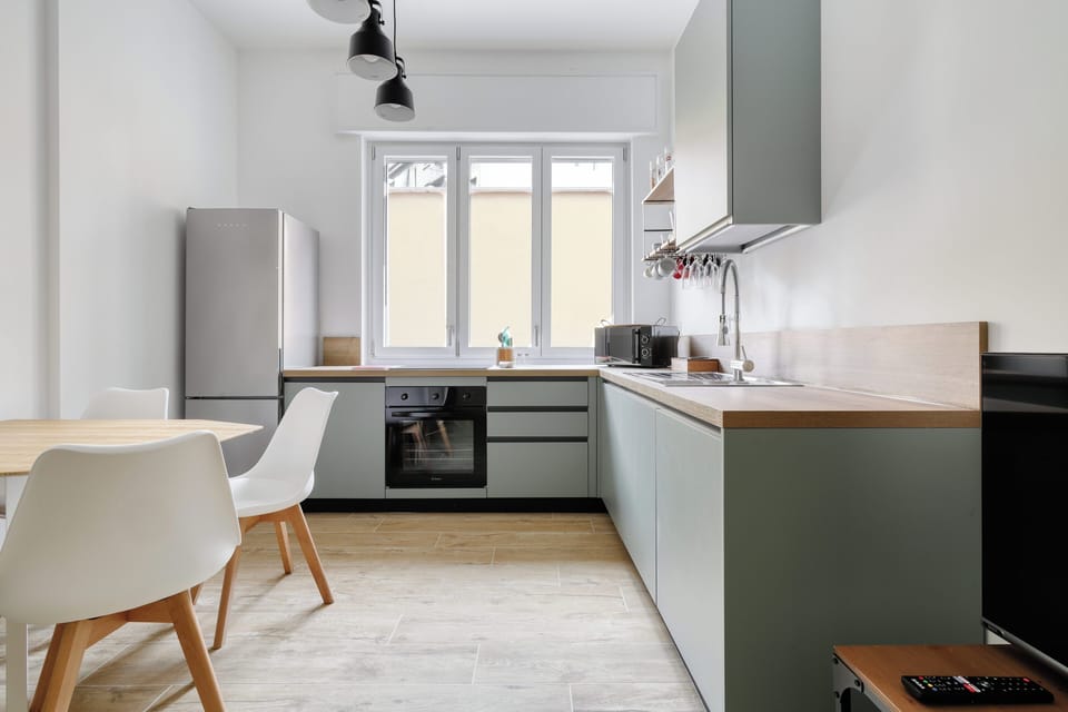 Apartment, 2 Bedrooms, 2 Bathrooms | Private kitchen | Electric kettle, dining table