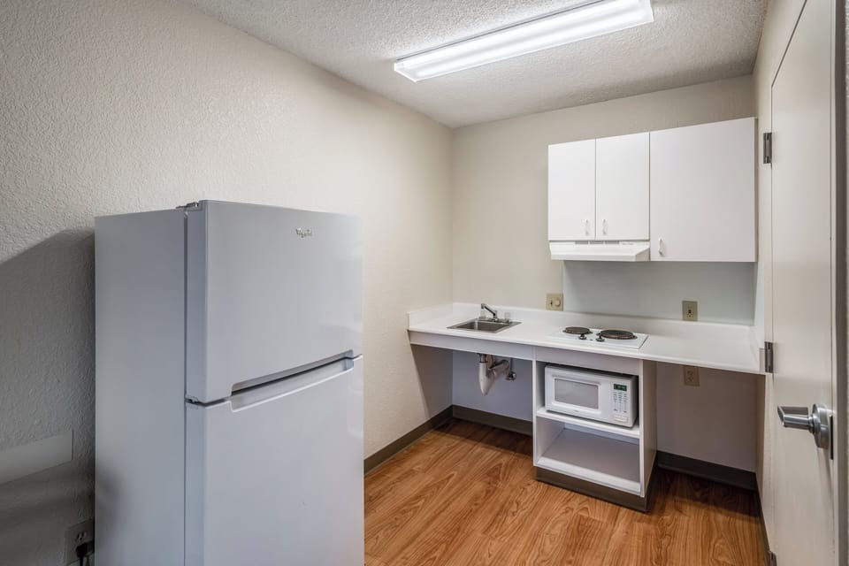 Studio, 1 Queen Bed, Accessible, Non Smoking | 1 bedroom, desk, blackout drapes, WiFi (free)