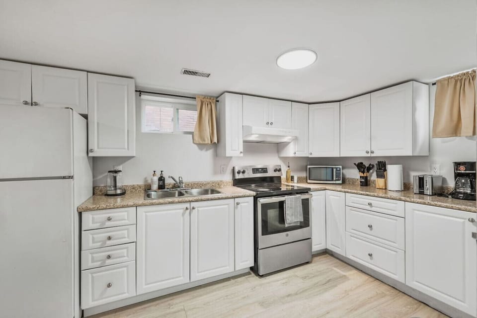 Cook with ease in this fully equipped kitchen featuring modern appliances, spacious counters, and everything you need for homemade meals or quick bites. A bright and functional space ready for your stay.