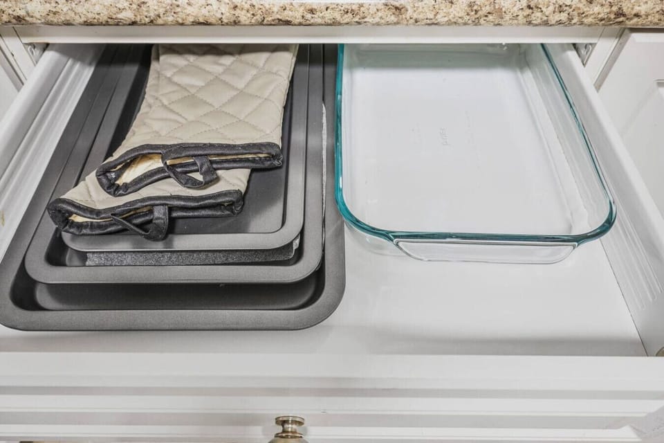 Bake and serve with confidence using the ready-to-go kitchen essentials. From oven mitts to baking sheets and a glass dish, everything you need for sweet treats or hearty meals is right at your fingertips.