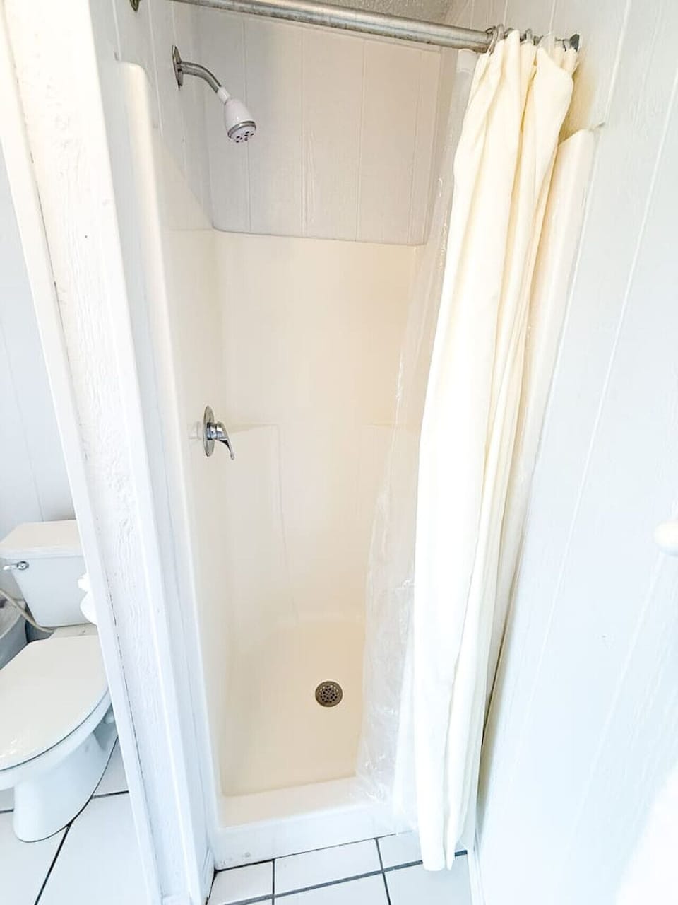 Enjoy a refreshing shower in one of the unit`s three clean and functional bathrooms, ensuring comfort for all guests.