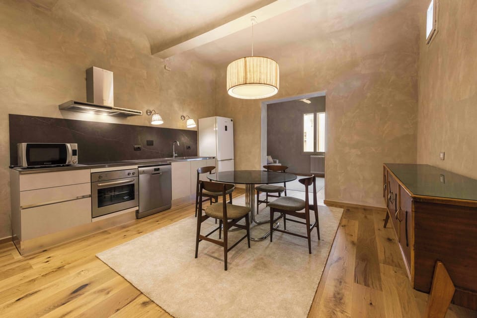 Deluxe Apartment | Private kitchen | Fridge, stovetop, cookware/dishes/utensils