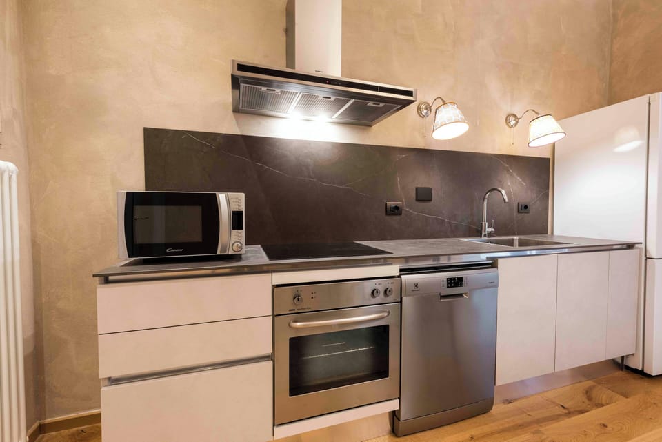Deluxe Apartment | Private kitchen | Fridge, stovetop, cookware/dishes/utensils
