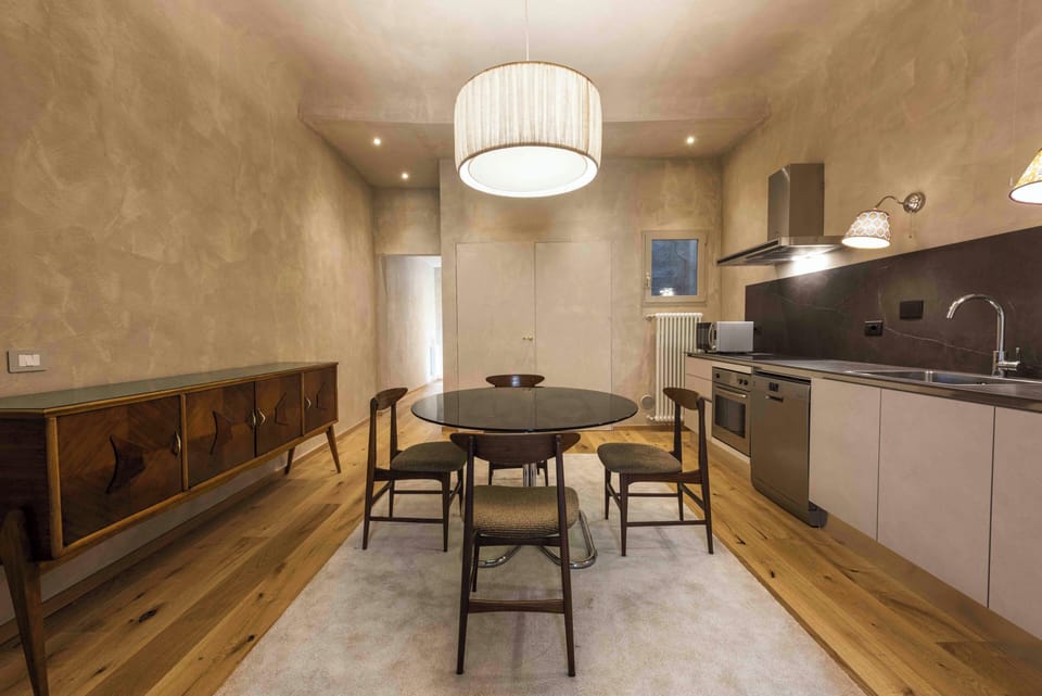 Deluxe Apartment | Private kitchen | Fridge, stovetop, cookware/dishes/utensils