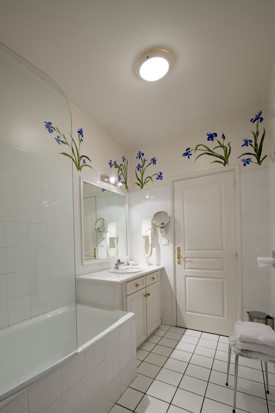 Premium Double Room | Bathroom | Free toiletries, hair dryer, towels