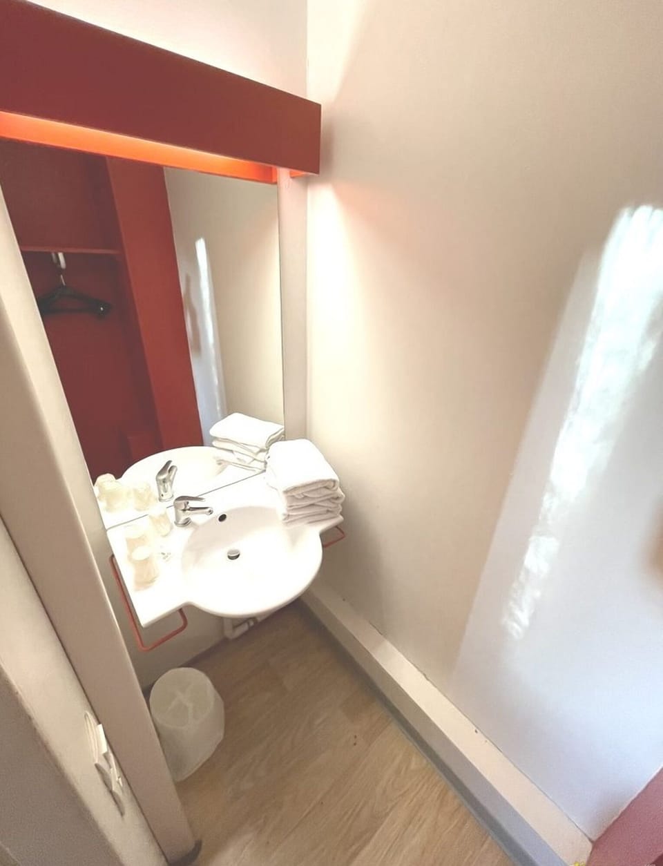 Shower, eco-friendly toiletries, towels