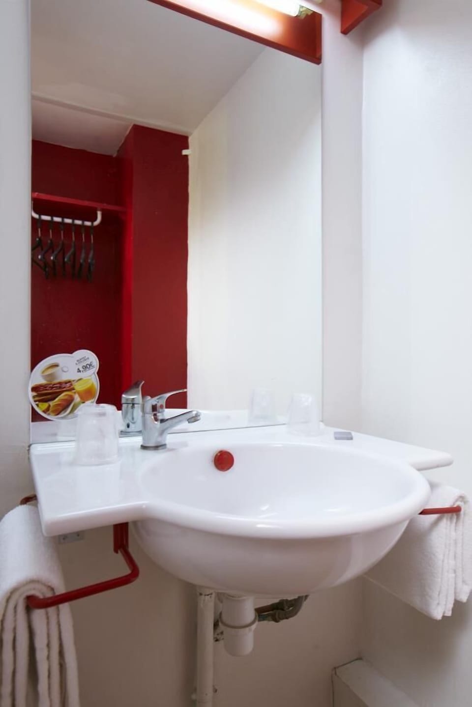 Shower, eco-friendly toiletries, towels