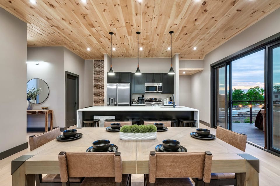 Savor meals in style with modern decor and stunning views of the Tennessee landscape!