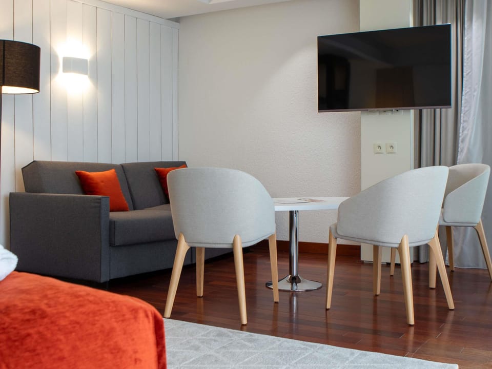 Privilege, Suite, 1 Double Bed with Sofa bed | In-room safe, individually furnished, desk, soundproofing