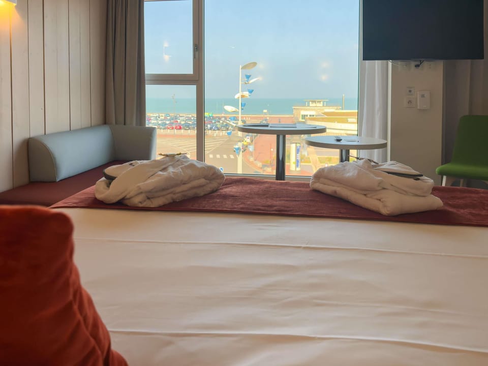 Privilege, Room, 1 King Bed, Sea View | In-room safe, individually furnished, desk, soundproofing