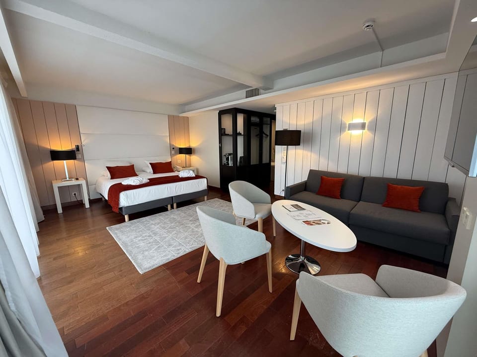 Privilege, Suite, 1 Double Bed with Sofa bed | In-room safe, individually furnished, desk, soundproofing
