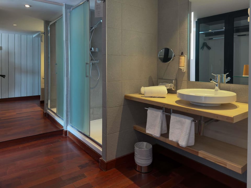 Standard Room, 1 King Bed, Sea View | In-room safe, individually furnished, desk, soundproofing