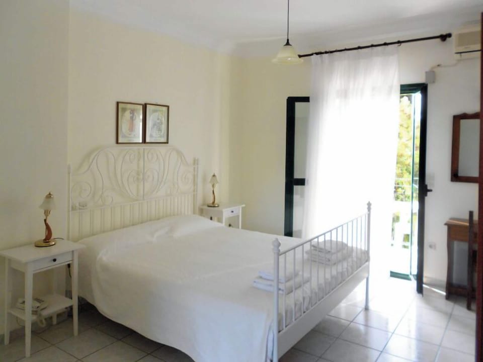 Standard Double Room, Garden View | Desk