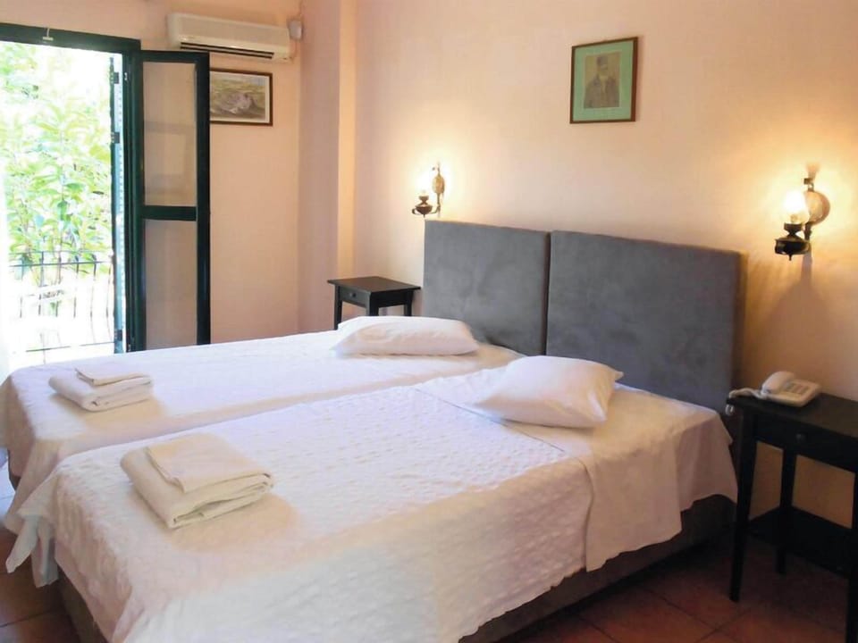 Twin Room, Garden View | Desk