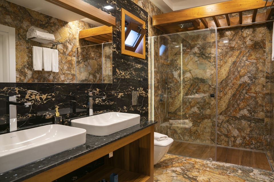 Family Suite | Bathroom | Shower, rainfall showerhead, free toiletries, hair dryer