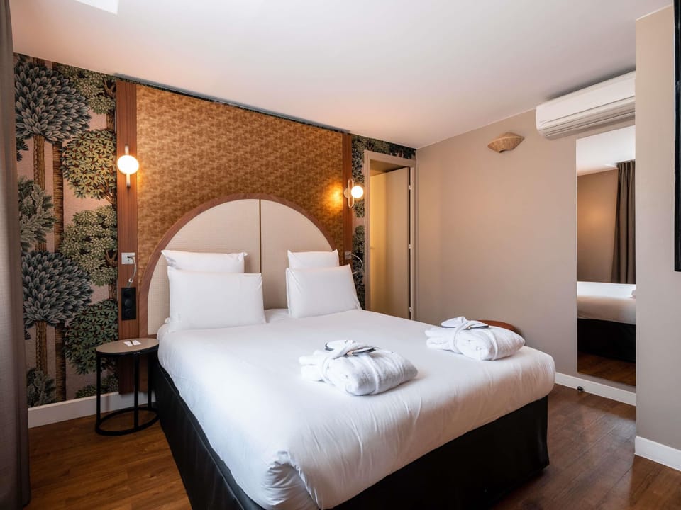 Superior Room, 1 Double Bed | Premium bedding, free minibar, in-room safe, desk