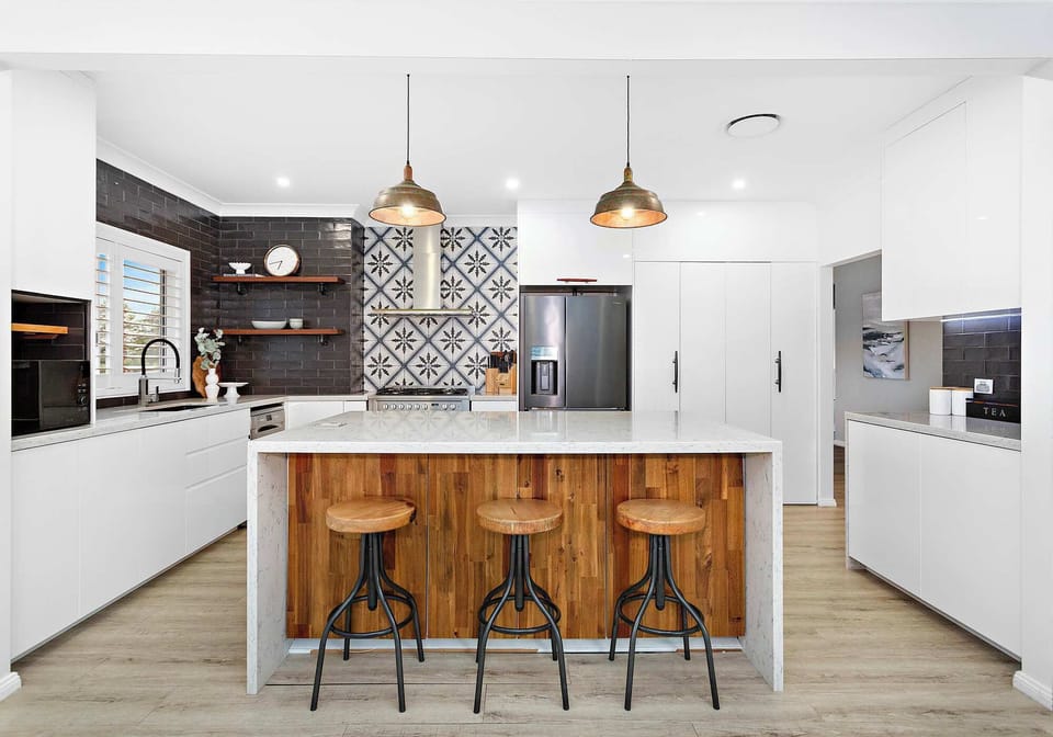 MODERN KITCHEN, FREETSTANDING OVEN, DISHWASHER, MICROWAVE, FRIDGE/FREEZER